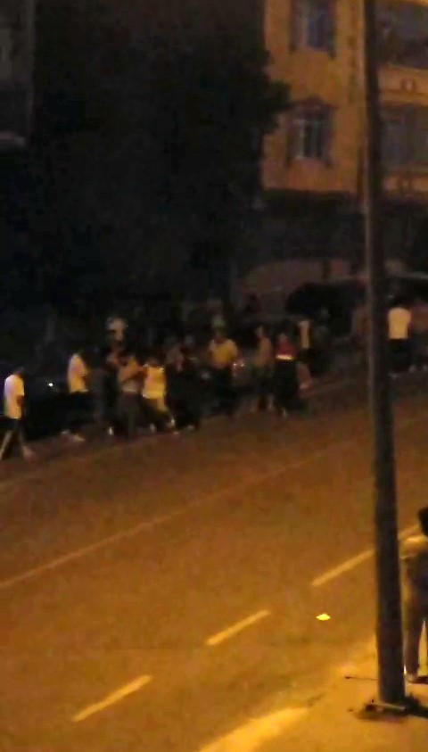 ARNAVUTKÖY’DE İKİ GRUP ARASINDA BİLİNMEYEN BİR NEDENLE TEKME, TOKATLI KAVGA