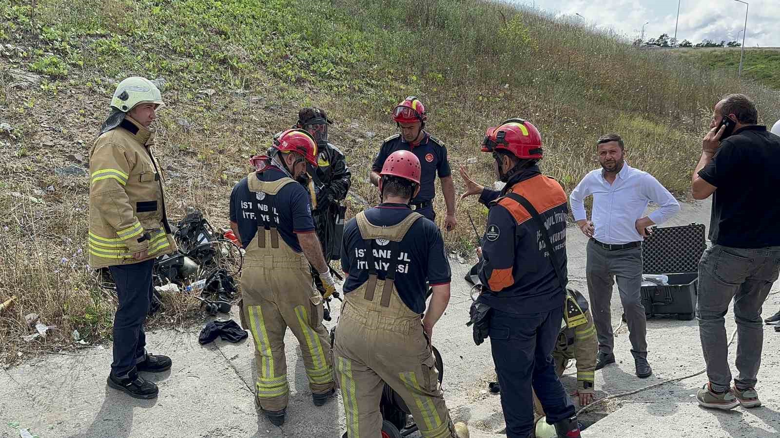 ARNAVUTKÖY'DE HAYVANLARI VE BAHÇESİ İÇİN HORTUMLA SU ÇEKEN BİR KİŞİ,