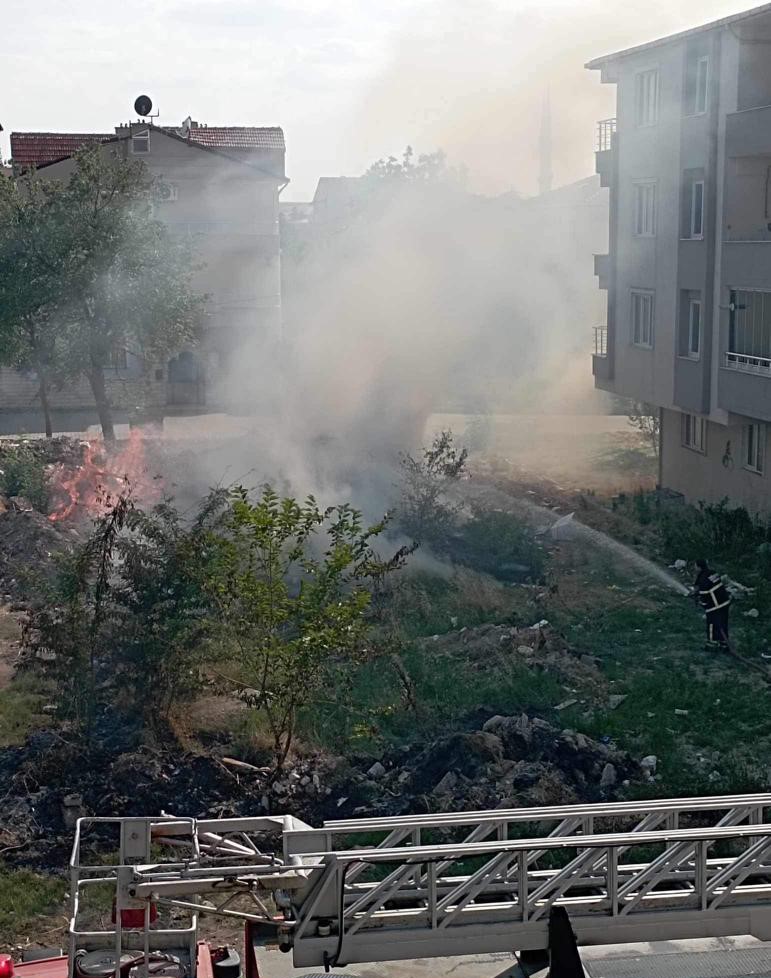 TEKİRDAĞ'IN MURATLI İLÇESİNDE YAŞANAN ARSA YANGINI, CİVARDAKİ HANE SAHİPLERİNİN YÜREĞİNİ