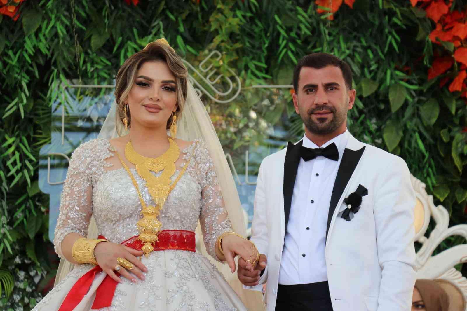 Aşiret düğününde takı merasimi dudak uçuklattı GEVDAN AŞİRETİNDEN İŞ ADAMI AZAT IŞIK’IN KARDEŞİ OZAN IŞIK, DİRİ