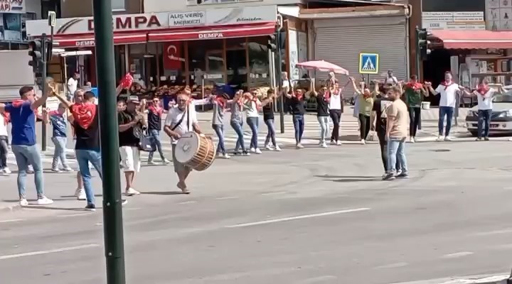 BURSA’DA ASKER EĞLENCESİ YAPAN BİR GRUP GENÇ, YOLU TRAFİĞE KAPATIP