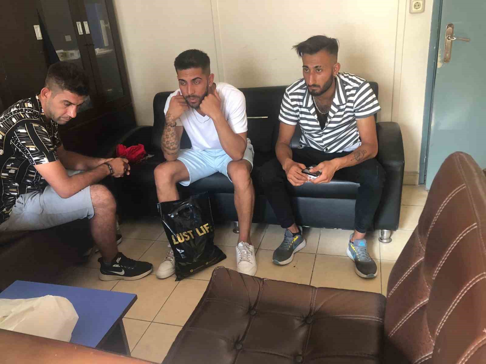 İSTANBUL SULTANGAZİ’DE ASKERE GİDECEKLERİNİ SÖYLEYEREK ESNAF VE VATANDAŞLARDAN PARA TOPLAYAN