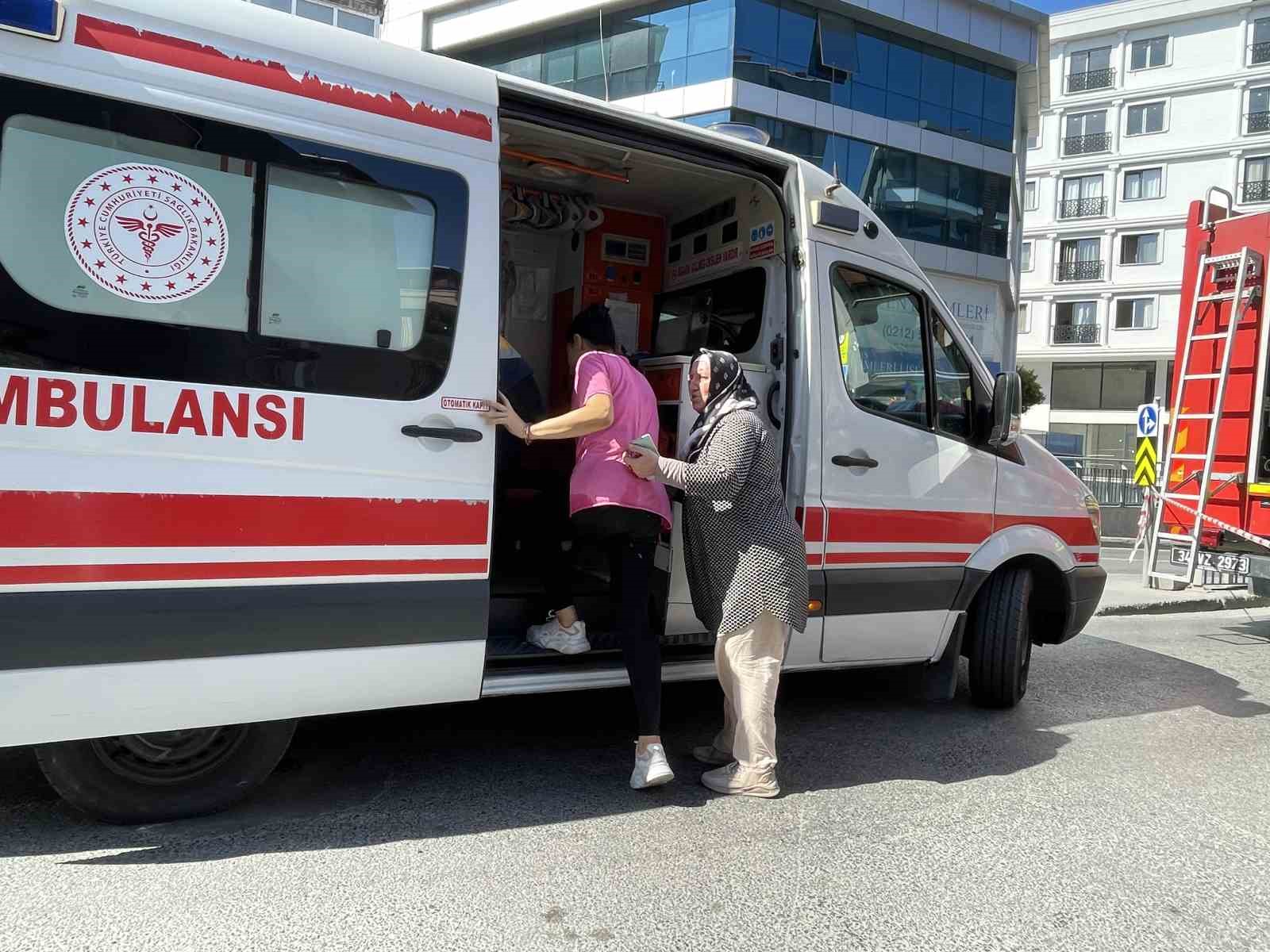 AVCILAR'DA BİR İŞ YERİNDE ÇIKAN YANGINDA MAHSUR KALAN 1'İ ÇOCUK