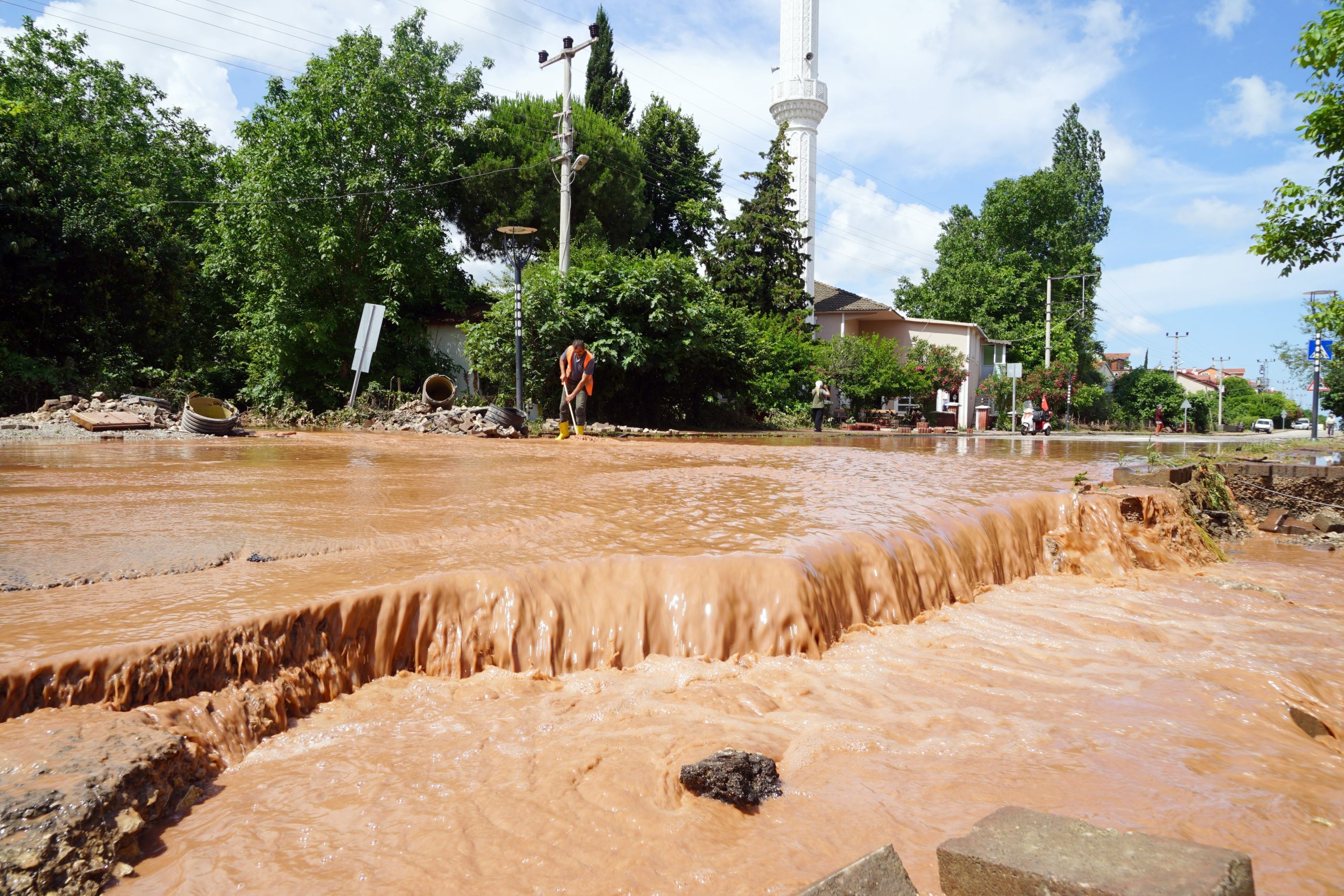 Kastamonu’da şiddetli sağanak yağışın ardından kapanan Cide-Bartın karayolu suların çekilmesi