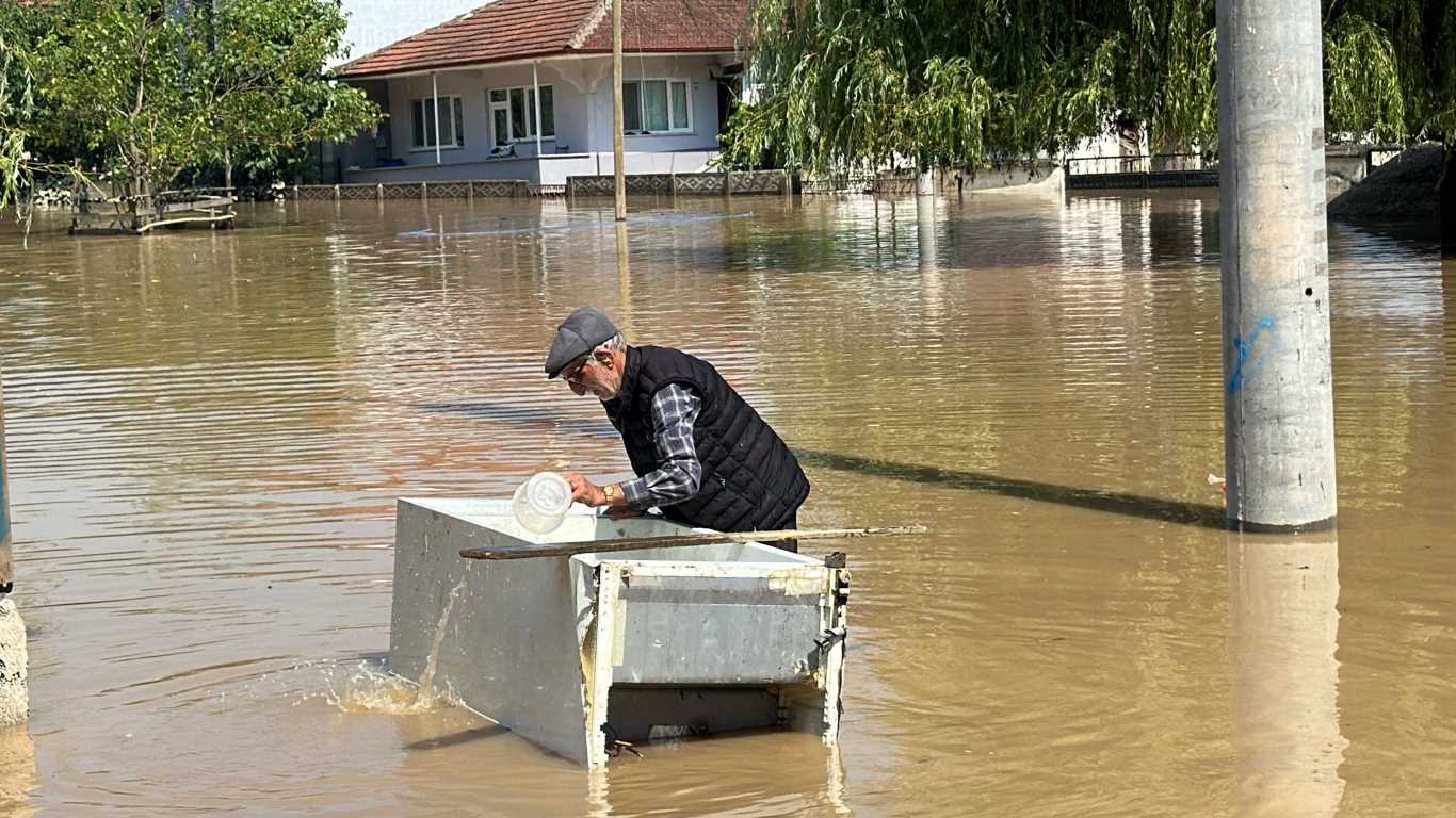 Düzce’de etkili olan sağanak yağış sonrası taşan Efteni Gölü, İçmeler