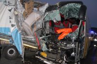 Yolcu otobüsü ile tır çarpıştı: 1 ölü, 32 yaralı