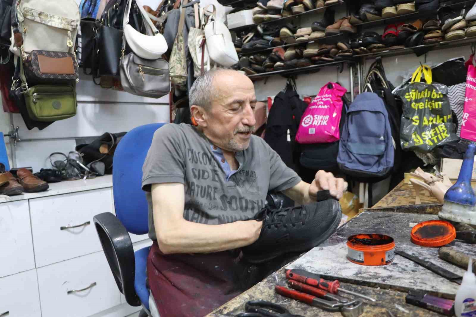 Ayakkabı tamircilerinde yoğunluk 50 YILDIR AYAKKABI TAMİRCİSİ OLAN ZEKERİYA GÜVEN,