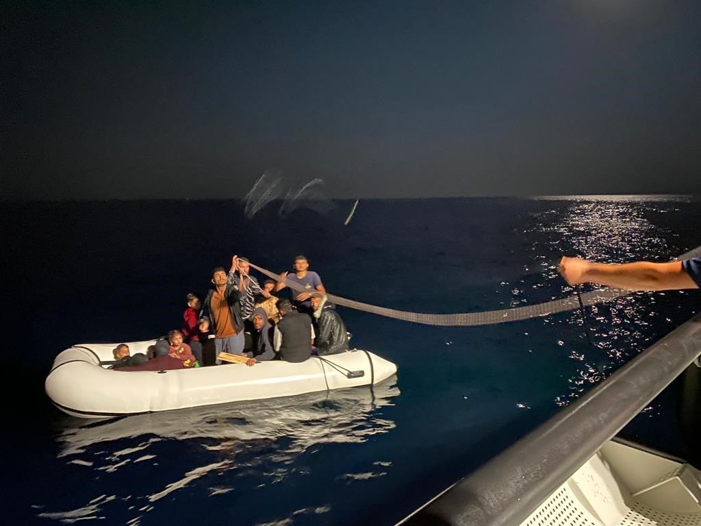 ÇANAKKALE’NİN AYVACIK İLÇESİ AÇIKLARINDA YUNAN SAHİL GÜVENLİK EKİPLERİNCE, TÜRK KARASULARINA
