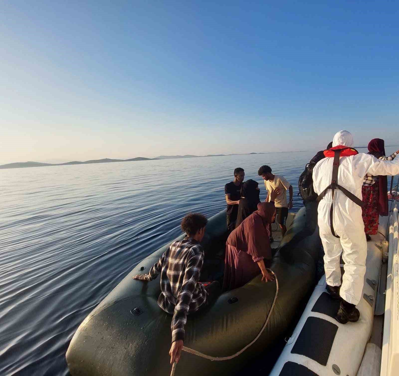 BALIKESİR’İN AYVALIK İLÇESİ AÇIKLARINDA MOTOR ARIZASI YAŞAYARAK AÇIK DENİZDE SÜRÜKLENEN