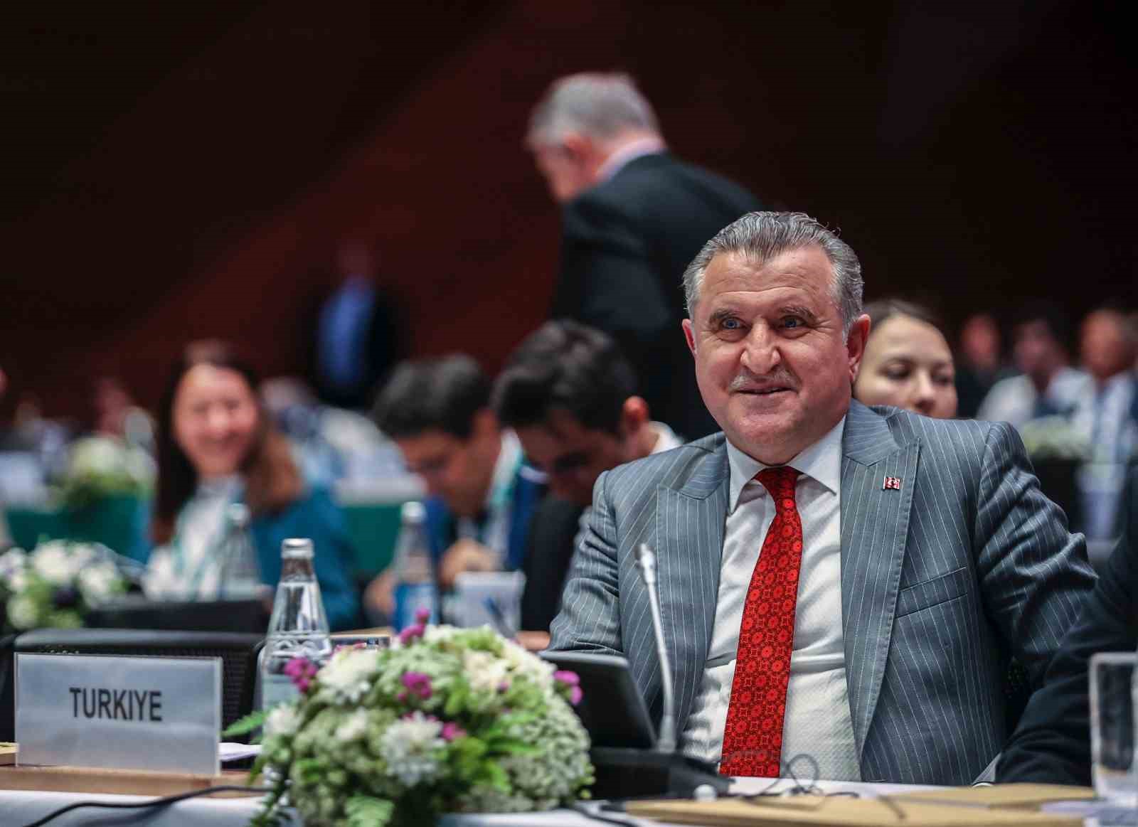 GENÇLİK VE SPOR BAKANI DR. OSMAN AŞKIN BAK, MİLLİ SPORCULARIN