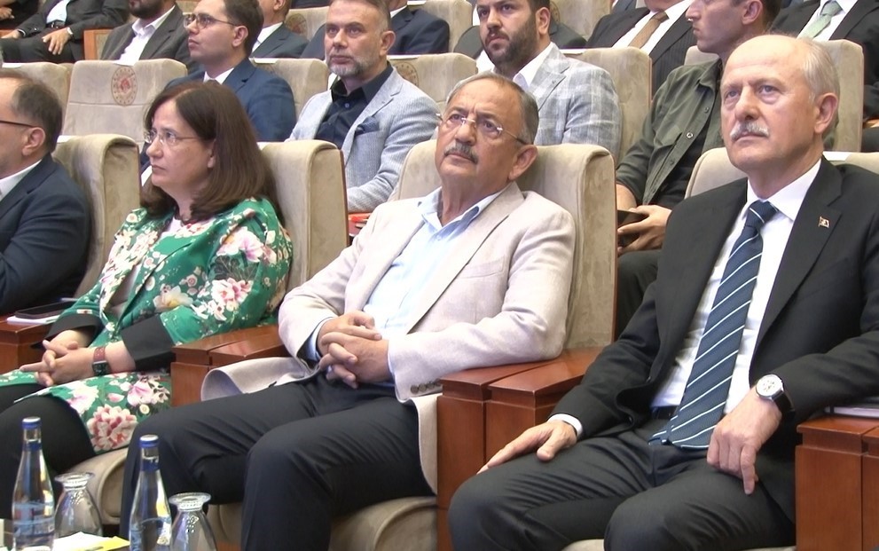 ÇEVRE ŞEHİRCİLİK VE İKLİM DEĞİŞİKLİĞİ BAKANI MEHMET ÖZHASEKİ, DEPREM BÖLGELERİNDE