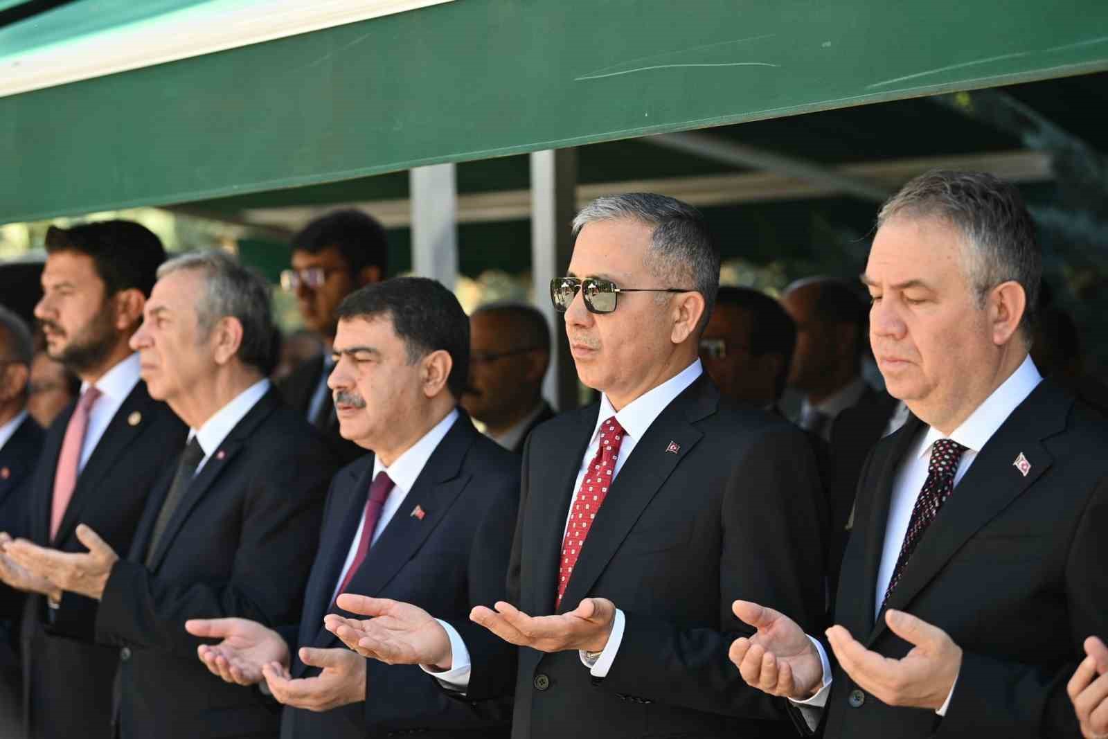 İÇİŞLERİ BAKANI ALİ YERLİKAYA, KARŞIYAKA MEZARLIĞI’NDA BULUNAN 15 TEMMUZ ŞEHİTLİĞİNDEKİ