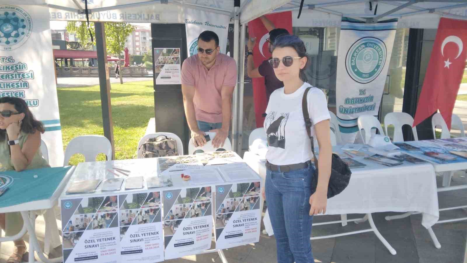 BALIKESİR ÜNİVERSİTESİ, ŞEHRİN ÇEŞİTLİ NOKTALARINA AÇTIĞI STANTLARLA ÜNİVERSİTE ÇAĞINDAKİ GENÇLERE