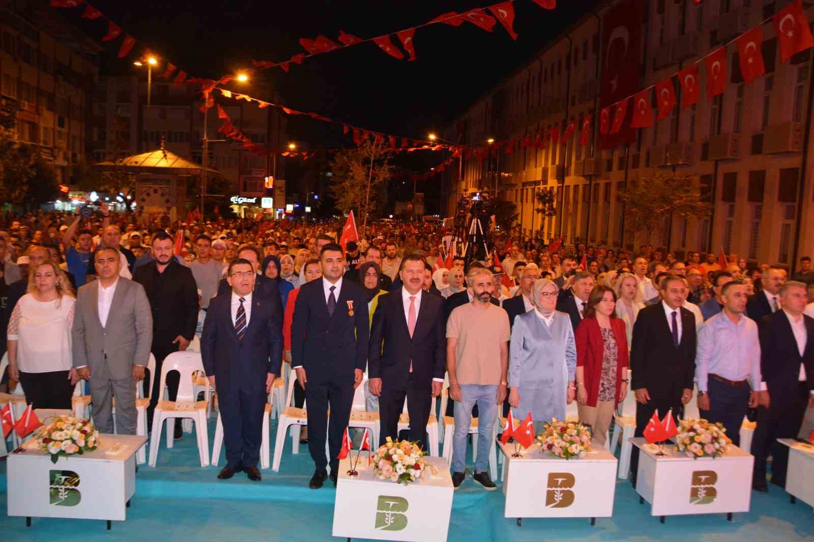 Balıkesir’de 15 Temmuz demokrasi nöbeti 15 TEMMUZ DEMOKRASİ VE MİLLİ BİRLİK GÜNÜ DOLAYISI İLE HAİN