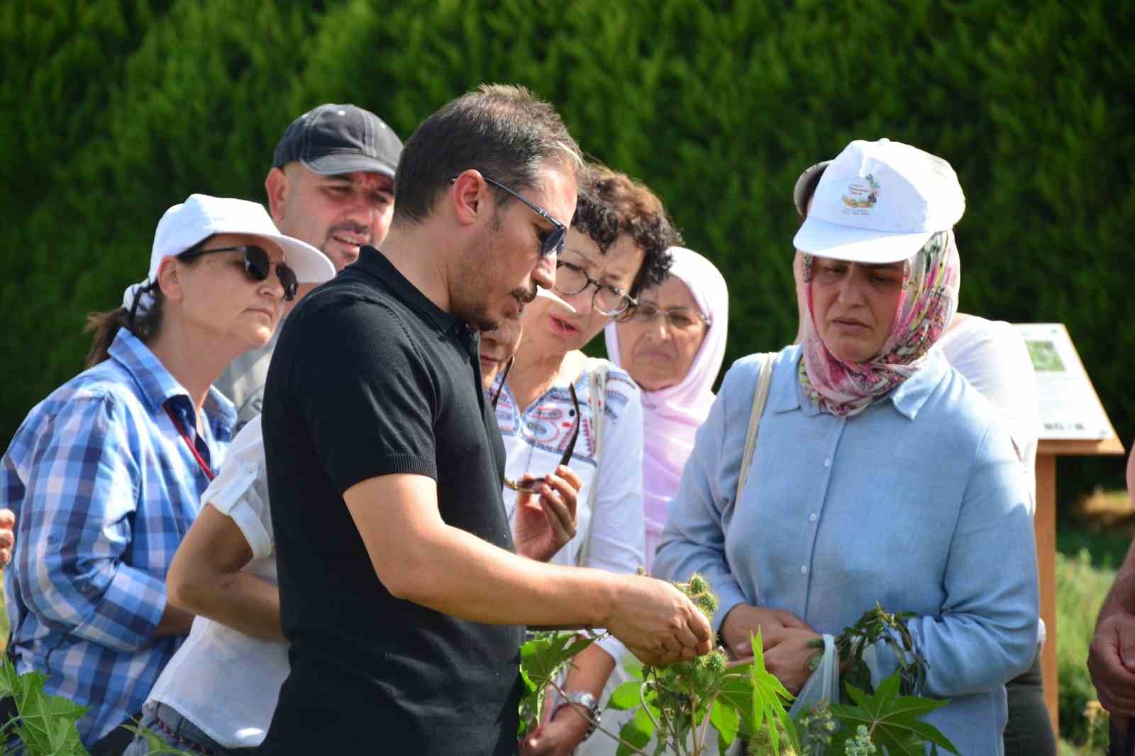 BALIKESİR'İN BURHANİYE İLÇESİNDE, DÜZENLENEN UYGULAMALI BAHÇIVANLIK KURSU İLGİ GÖRÜRKEN, 50