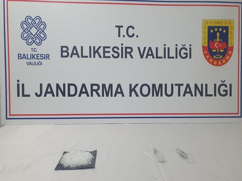 BALIKESİR'DE JANDARMADAN 4 ŞAHSA UYUŞTURUCU OPERASYONU