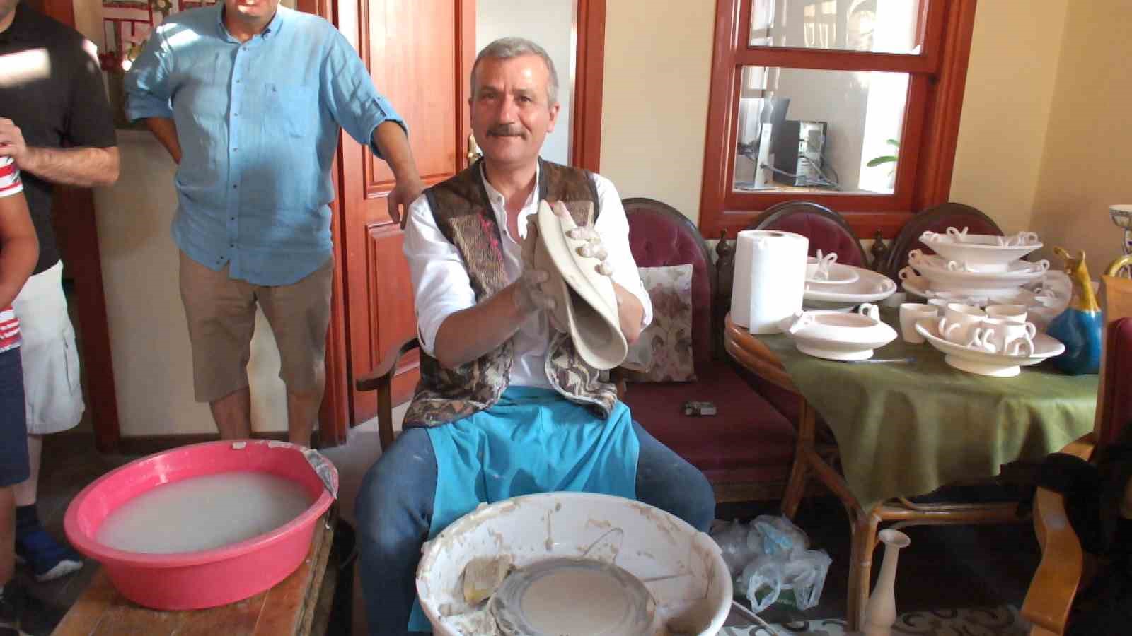 BURHANİYE İLÇESİNDE, TANINMIŞ ÇİNİ SANATÇISI İSMAİL YİĞİT’İN HÜSNÜ PAZARBAŞI KÜLTÜR