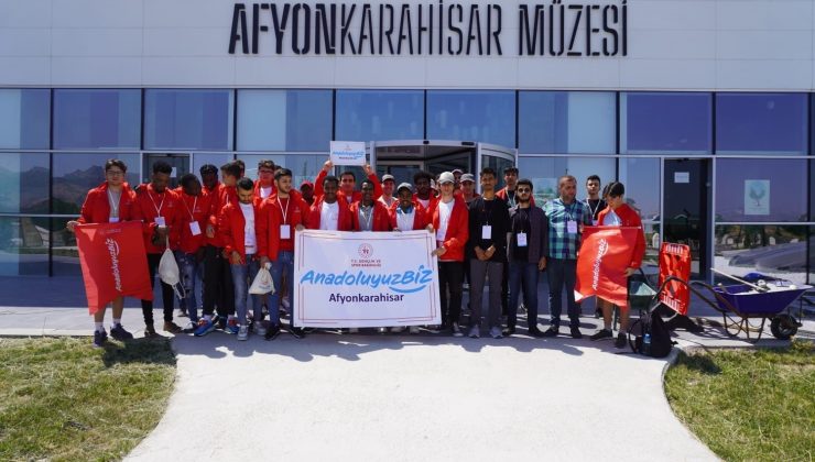 Balıkesir’den gelen gençler Afyonkarahisar’ı gezdi