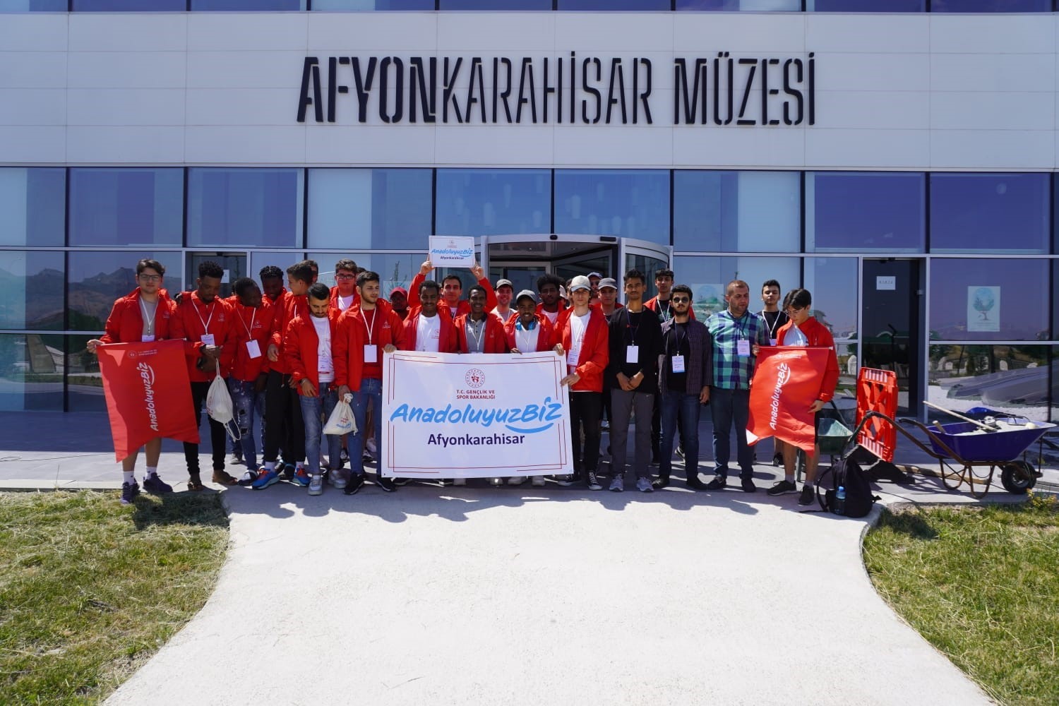 Balıkesir’den gelen gençler Afyonkarahisar’ı gezdi ‘ANADOLUYUZ BİZ’ PROJESİ KAPSAMINDA BALIKESİR'DEN AFYONKARAHİSAR'A GELEN 40 GENÇ KENTİN