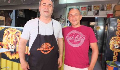 Futbol aşkını biriktirdiği formalarla işletmesinin duvarlarına taşıdı