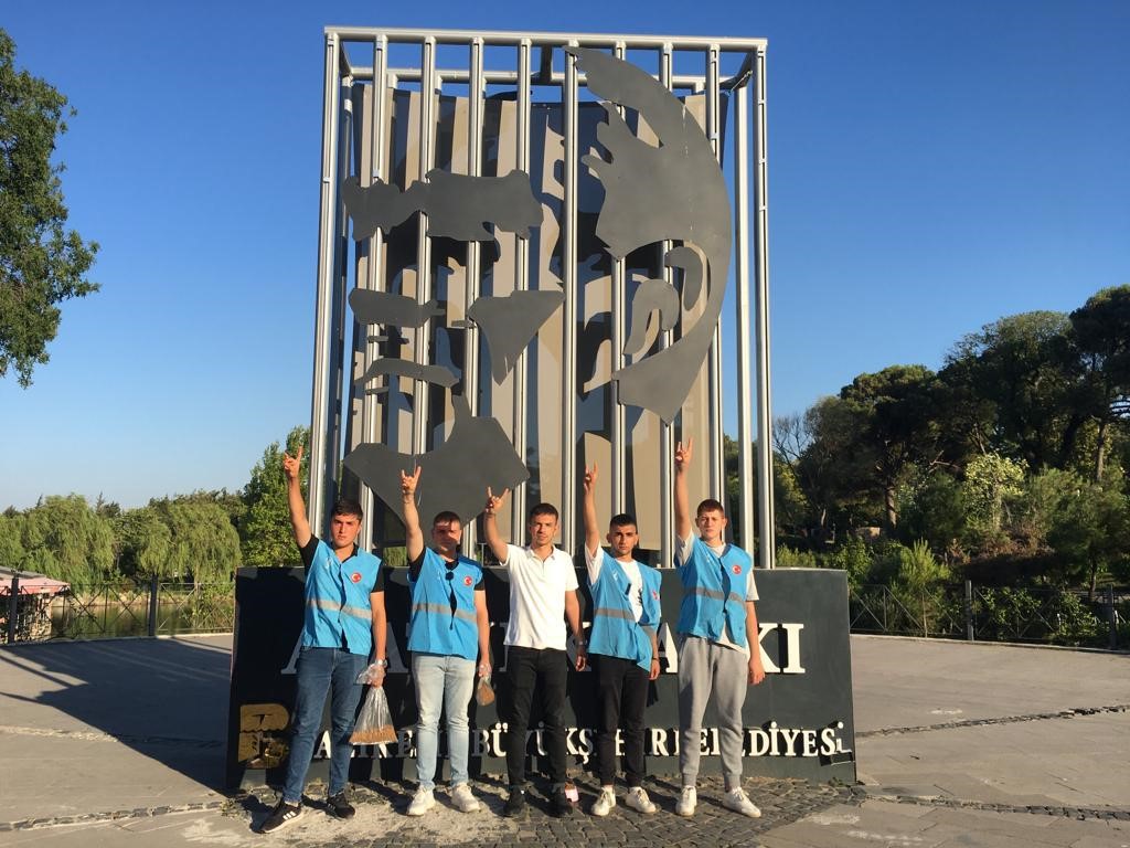 Balıkesirli Ülkücü gençlerden sokak hayvanlarına mama BALIKESİRLİ ÜLKÜCÜ GENÇLERDEN SOKAK HAYVANLARINA MAMA