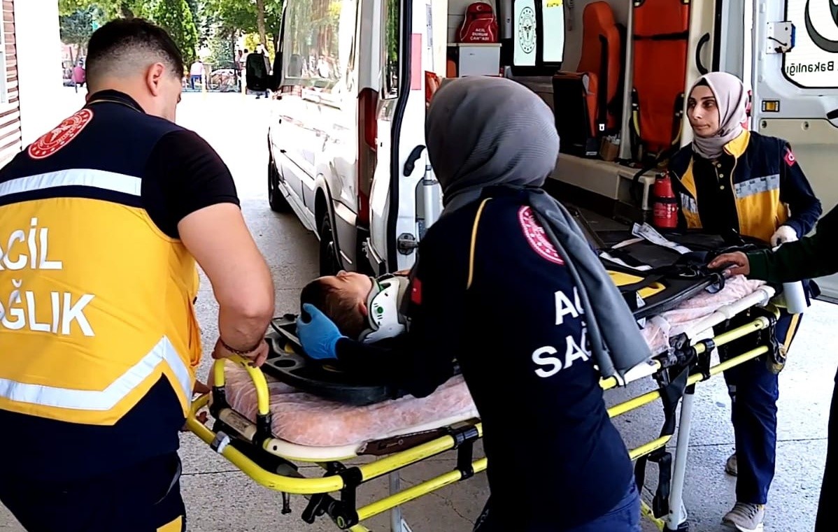 BURSA'NIN İNEGÖL İLÇESİ MESUDİYE MAHALLESİ'NDE APARTMANIN BALKONUNDAN DÜŞEN 2 YAŞINDAKİ