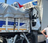 BANDIRMA’DA TRAFİK KAZASINDA HURDAYA DÖNEN KAMYONDAN SAĞ OLARAK ÇIKARILDI