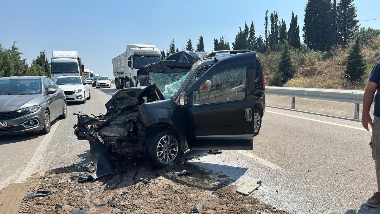 BALIKESİR'İN BANDIRMA İLÇESİNDE ÖNÜNDE SEYİR HALİNDEKİ KAMYONA ÇARPMASI SONUCUNDA 1