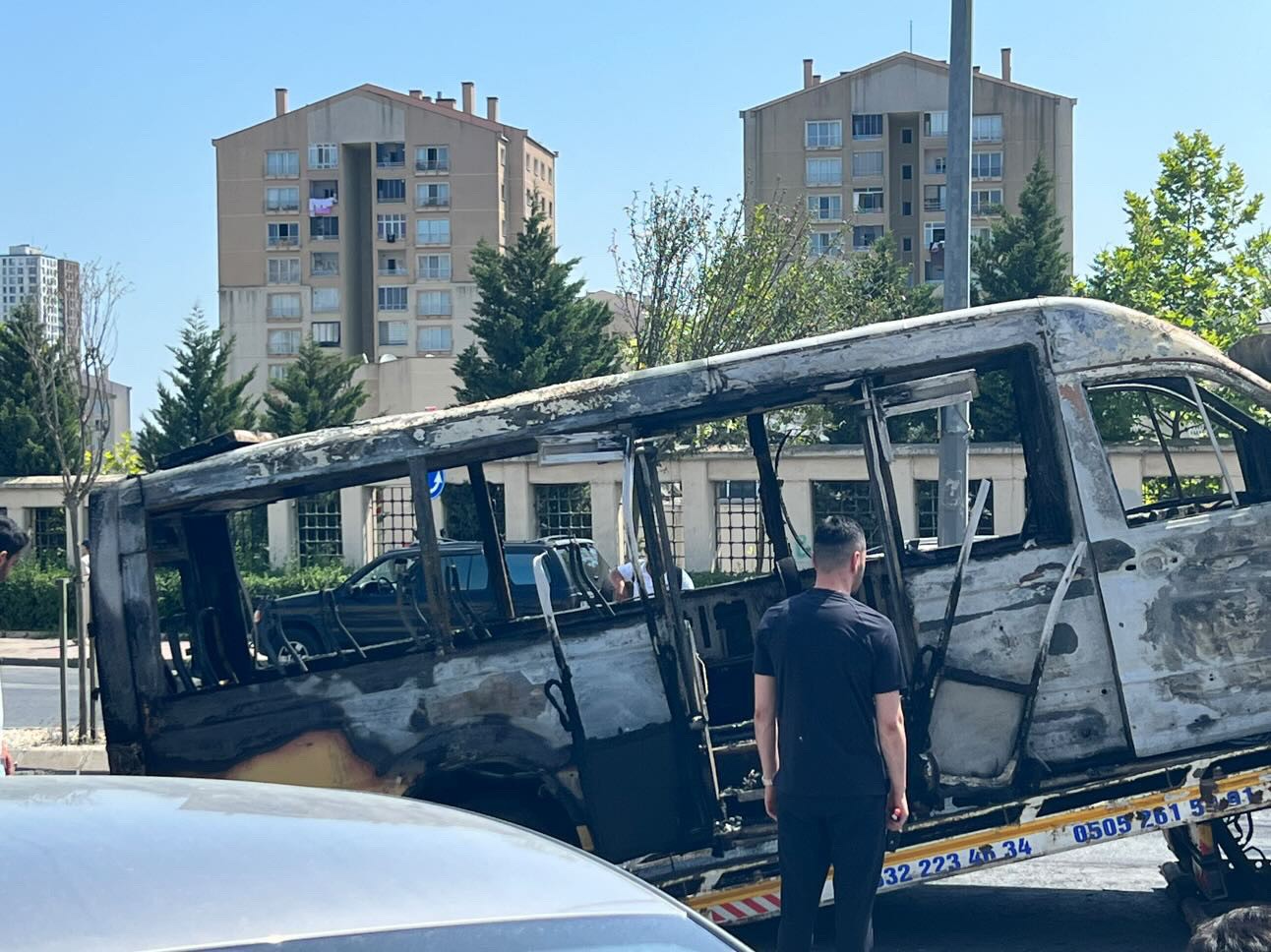 BAŞAKŞEHİR’DE BİR YOLCU MİNİBÜSÜ PARK HALİNDEYKEN YANDI