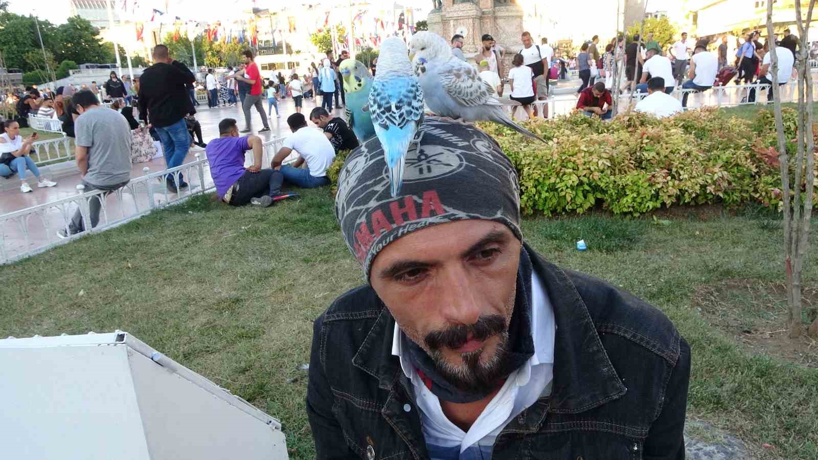 İSTANBUL TAKSİM'DE KAFASININ ÜSTÜNDEKİ 3 MUHABBET KUŞUYLA GEZEN VATANDAŞ, İLGİ