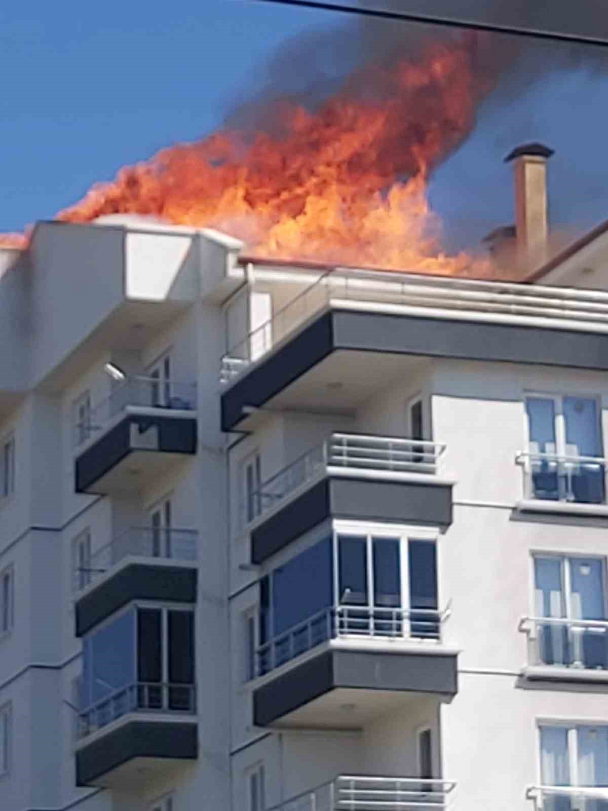 ANKARA'NIN ELMADAĞ İLÇESİNDE 4 KATLI BİNANIN TERAS KATINDA YANGIN ÇIKTI.
