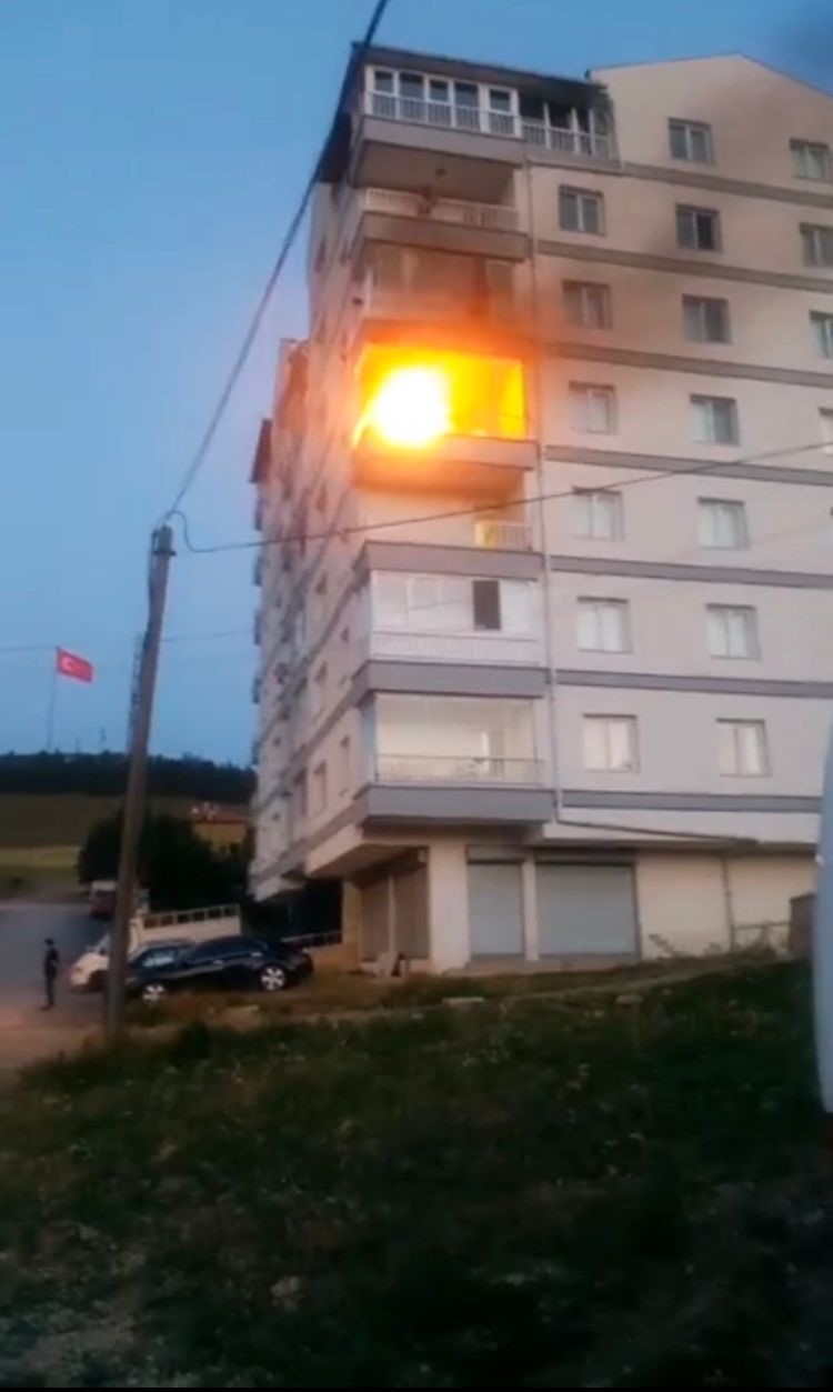 ANKARA’DA 6 KATLI BİNANIN DÖRDÜNCÜ KATINDA ÇIKAN YANGIN PANİĞE NEDEN