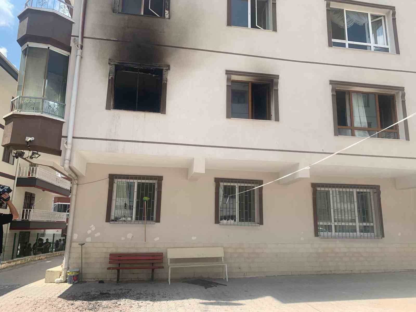 BAŞKENTTE ÜÇ KATLI BİNANIN BİRİNCİ KATINDA ÇIKAN YANGINDA EVDEKİLER SON