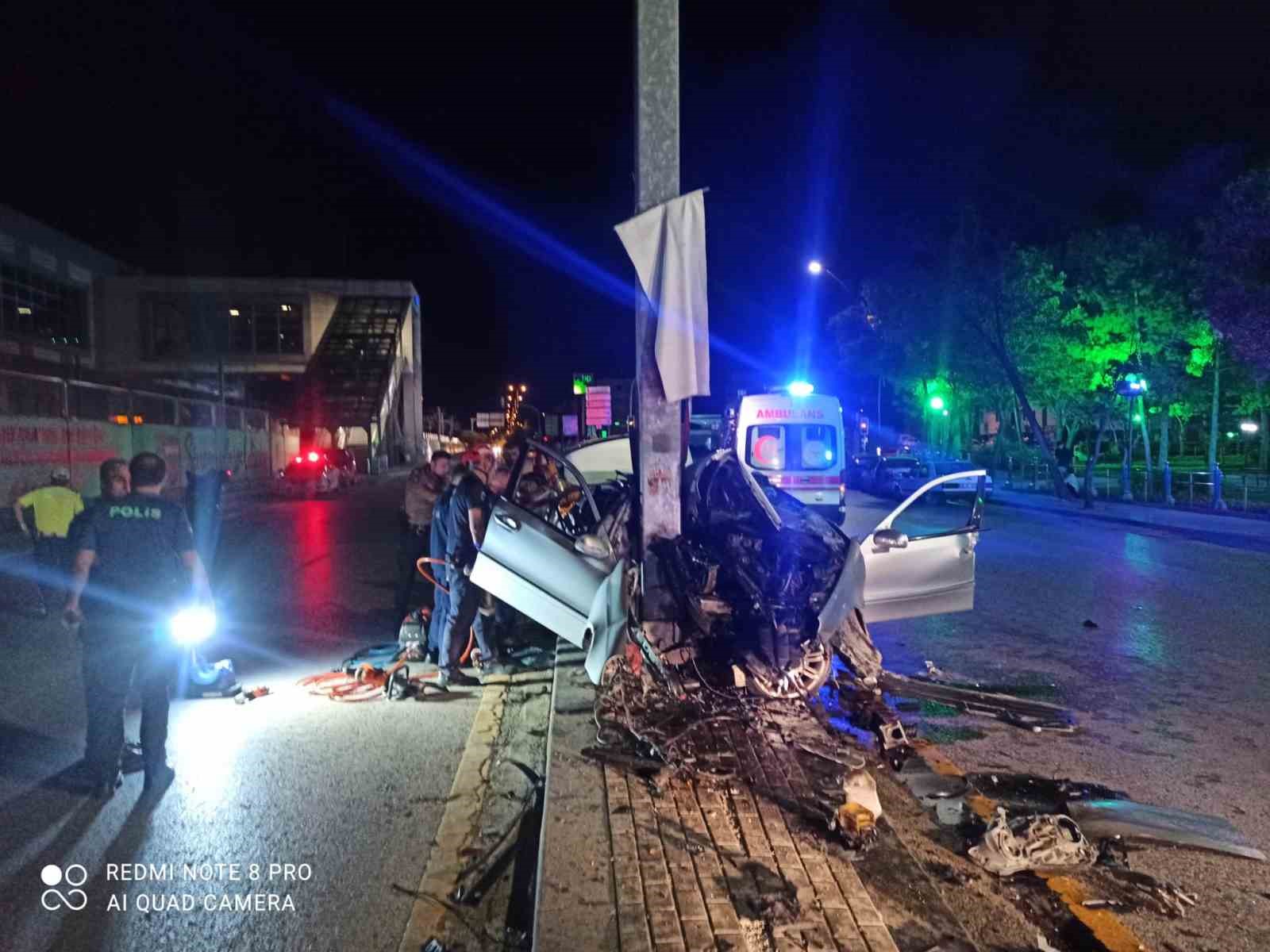 ANKARA’NIN SİNCAN İLÇESİNDE REFÜJ ORTASINDA BULUNAN YÖN LEVHASININ DİREĞİNE ÇARPAN