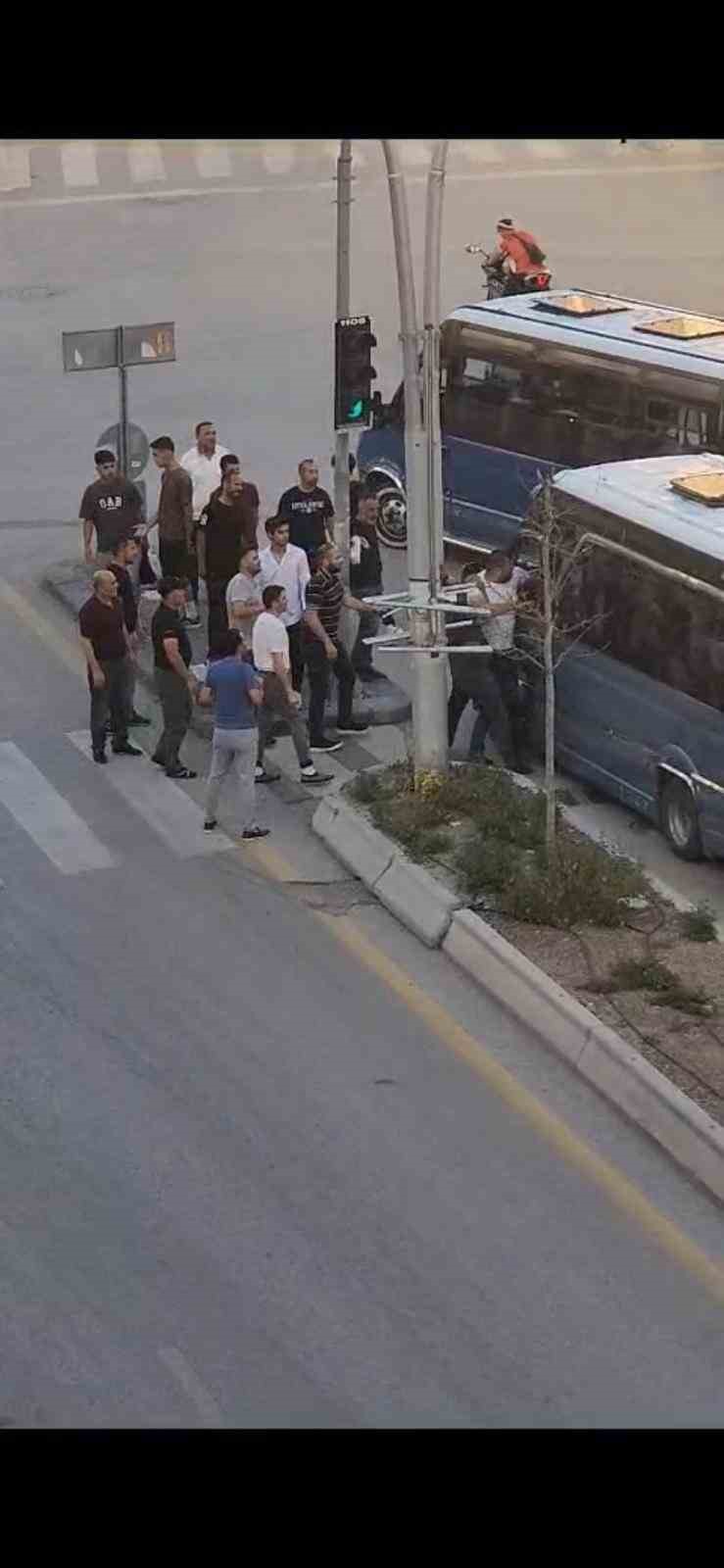 ANKARA’DA İKİ DOLMUŞ ŞOFÖRÜ ARASINDA ÇIKAN TARTIŞMA, ÇEVREDEKİ VATANDAŞLARIN ÇABALARINA