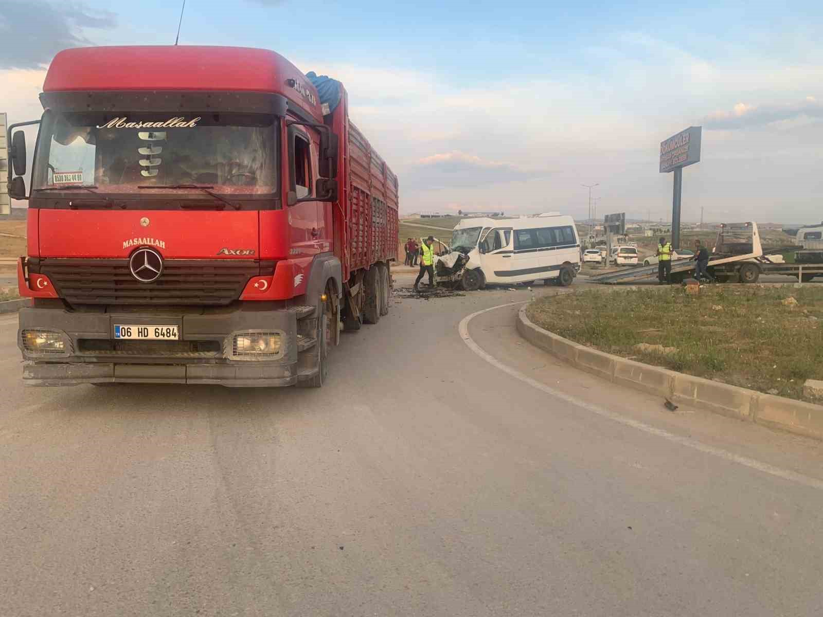 BAŞKENTTE İŞÇİLERİ TAŞIYAN BİR SERVİS ARACI, BİR KAMYONLA ÇAPIŞTI. KAZADA,