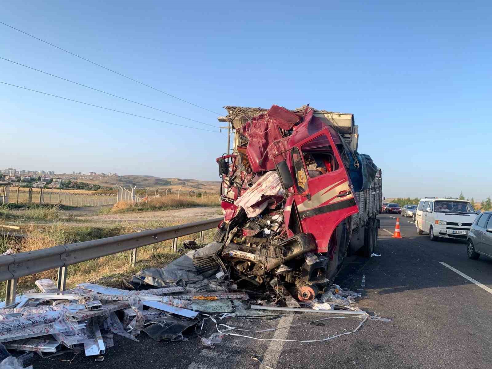 ANKARA-ESKİŞEHİR YOLU ÜZERİNDE KAMYONUN EGO OTOBÜSÜNE ARKADAN ÇARPMASI SONUCU MEYDANA