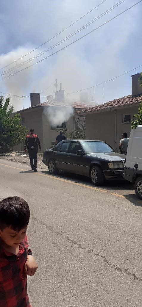 ANKARA'NIN BEYPAZARI İLÇESİNDE BİR EVDE ELEKTRİK KONTAĞINDAN ÇIKAN YANGIN KORKUYA