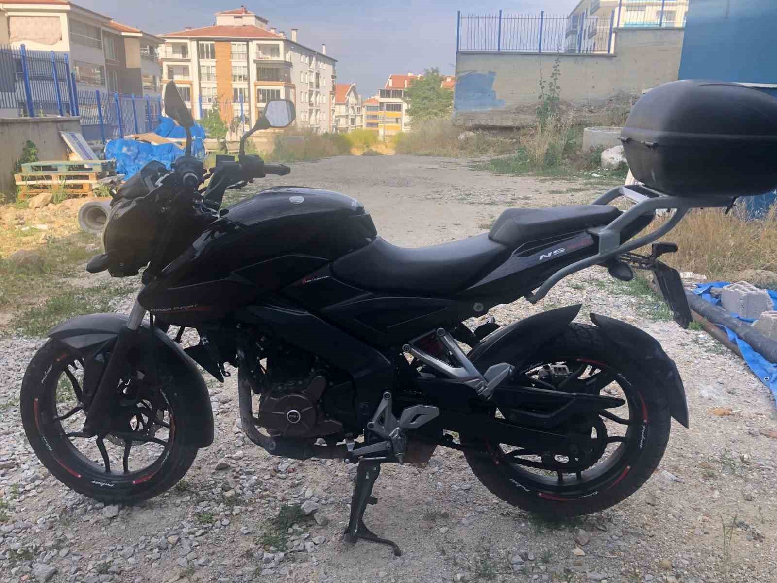 ÇALINAN MOTOSİKLETLERDEN BİRİ YOL KENARINA BIRAKILMIŞ HALDE BULUNURKEN, CÜNEYT SAĞLAM’A