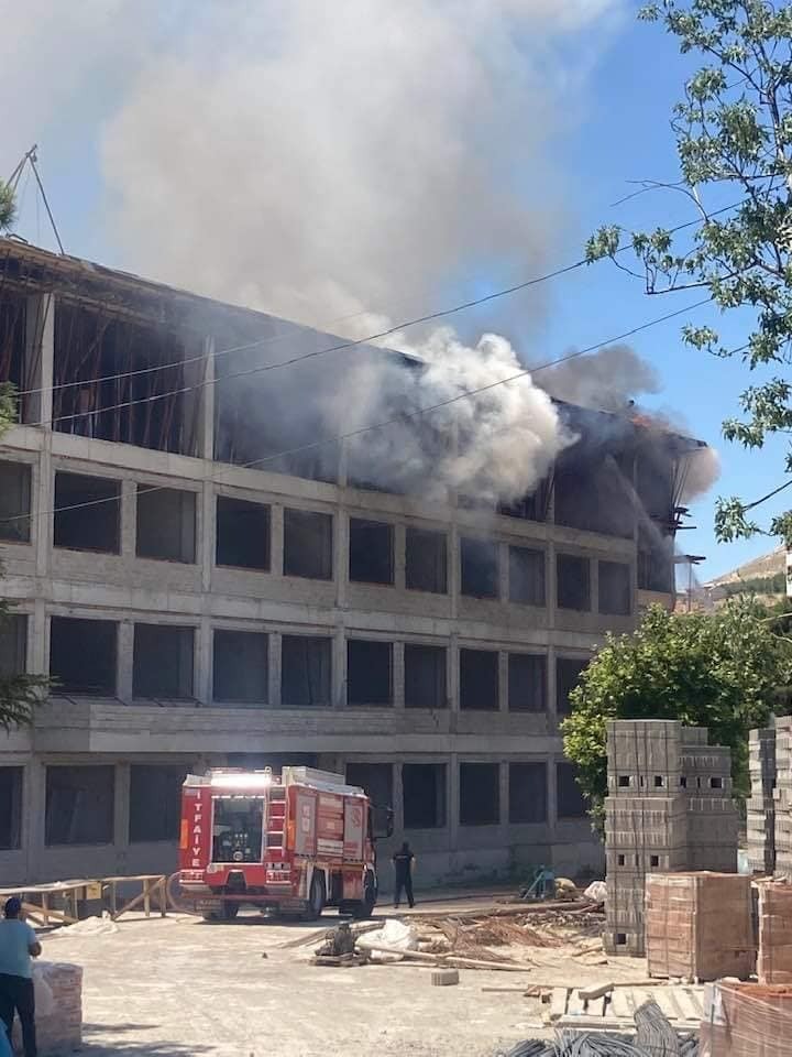 ANKARA'NIN NALLIHAN İLÇESİ ÇAYIRHAN MAHALLESİ'NDE BULUNAN CUMHURİYET İLKOKULU İNŞAATINDA YANGIN