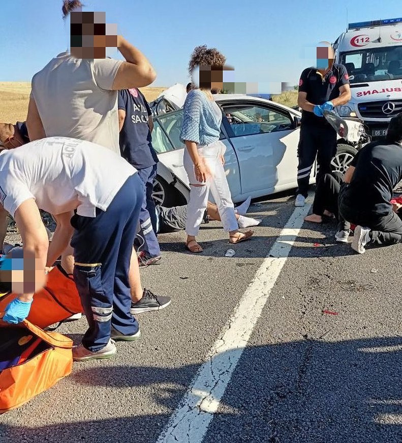 ANKARA’NIN BEZİRHANE MEVKİİNDE MEYDANA GELEN KAZADA 2 KİŞİ YARALANDI.