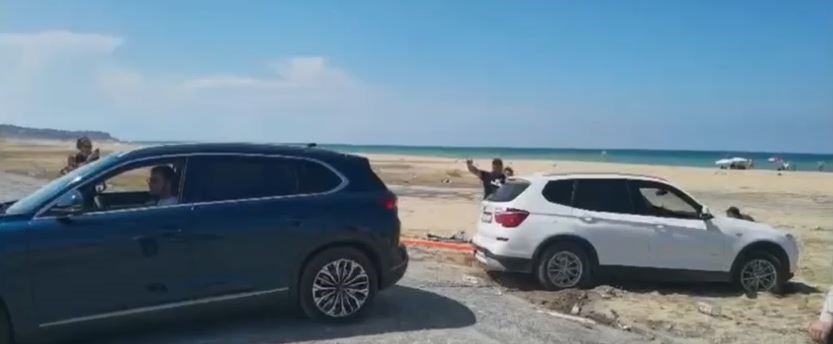 ARNAVUTKÖY’DE BATAKLIĞA SAPLANAN CİPİN YARDIMINA YERLİ OTOMOBİL TOGG SÜRÜCÜSÜ KOŞTU.