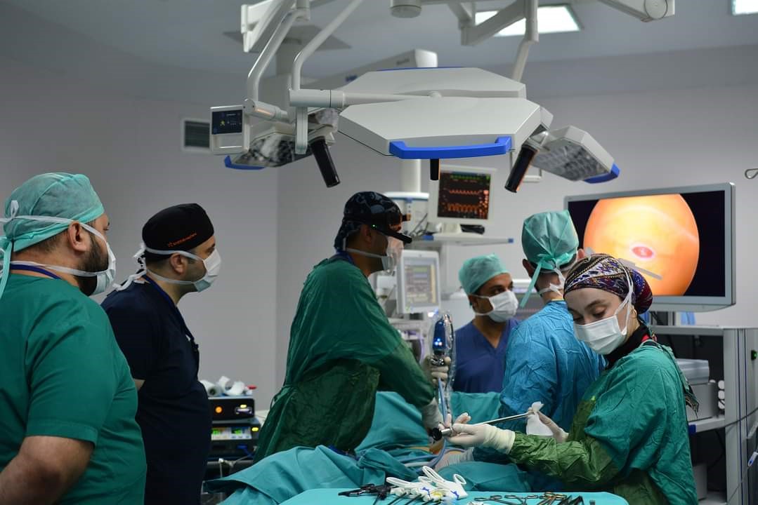 BAÜN'DE, AKILLI AMELİYAT GÖZLÜK SİSTEMİ İLE OBİZİTE AMELİYATI