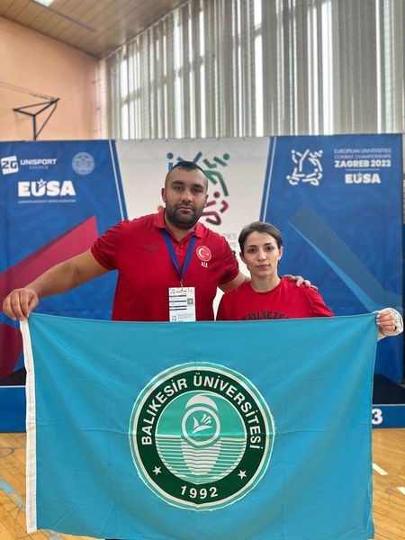 BAÜN’lü sporculardan 1 altın, 1 bronz madalya BALIKESİR ÜNİVERSİTELİ SPORCULARI AVRUPA KİCKBOKS ŞAMPİYONASI'NDAN 1 ALTIN, 1 BRONZ