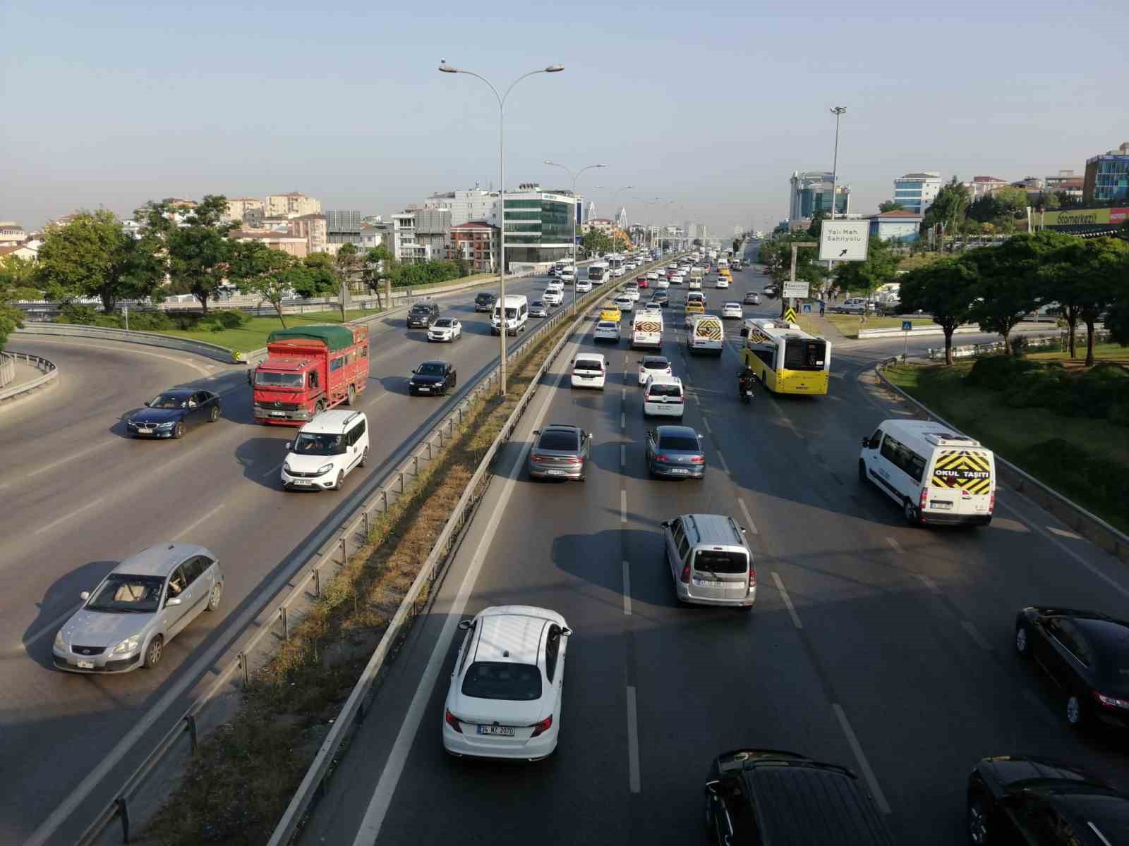 İSTANBUL'DA, 9 GÜNLÜK BAYRAM TATİLİ SONRASINDA TRAFİK YOĞUNLUĞU YAŞANDI. İBB