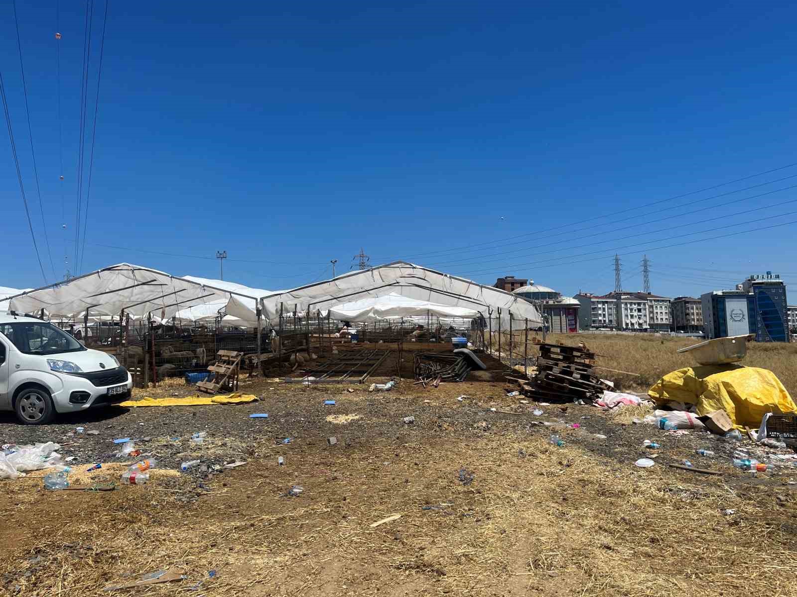 KURBAN BAYRAMI'NIN SON GÜNÜ AVCILAR'DAKİ KURBAN SATIŞ ALANINDAKİ ÇADIRLAR TOPLANIRKEN,