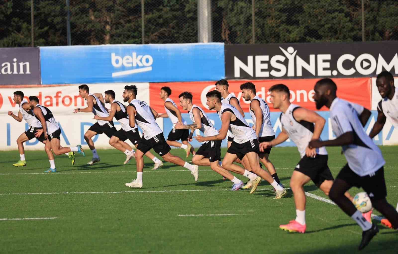 BEŞİKTAŞ, YENİ SEZON HAZIRLIKLARINI, BU AKŞAM YAPTIĞI ANTRENMANLA SÜRDÜRDÜ.