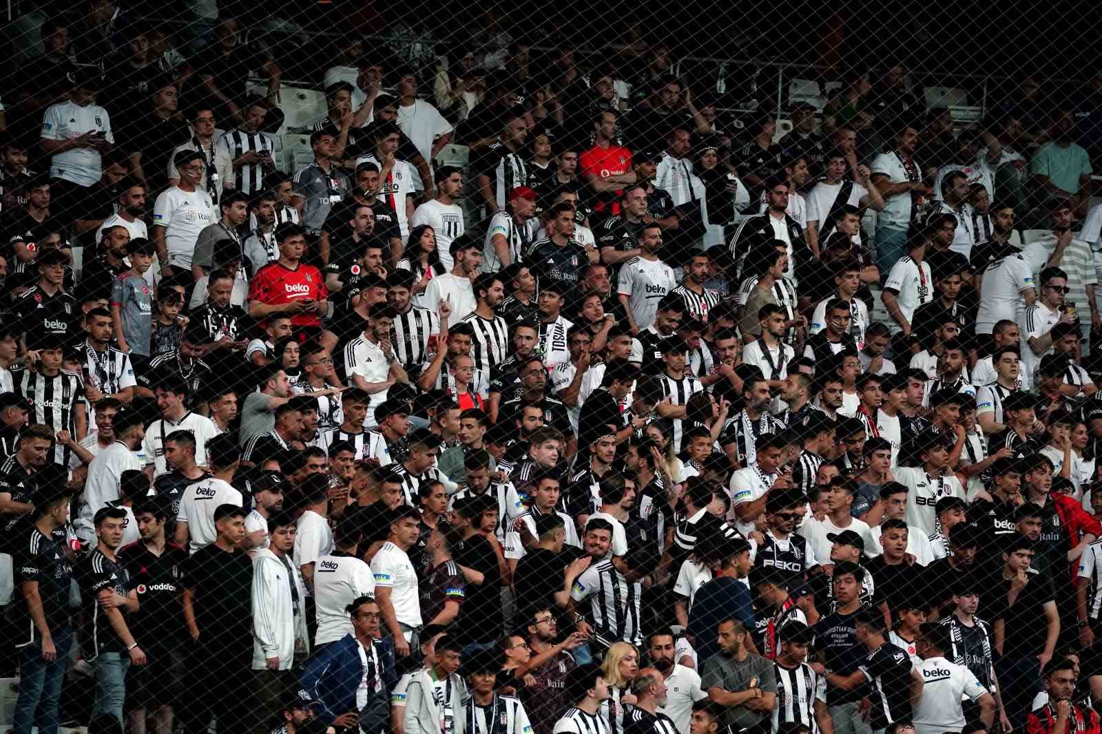 BEŞİKTAŞ STADYUMU’NDA SEZONUN İLK RESMİ MÜSABAKASINDA YÖNETİM İSTİFA TEZAHÜRATLARI YAPILDI.