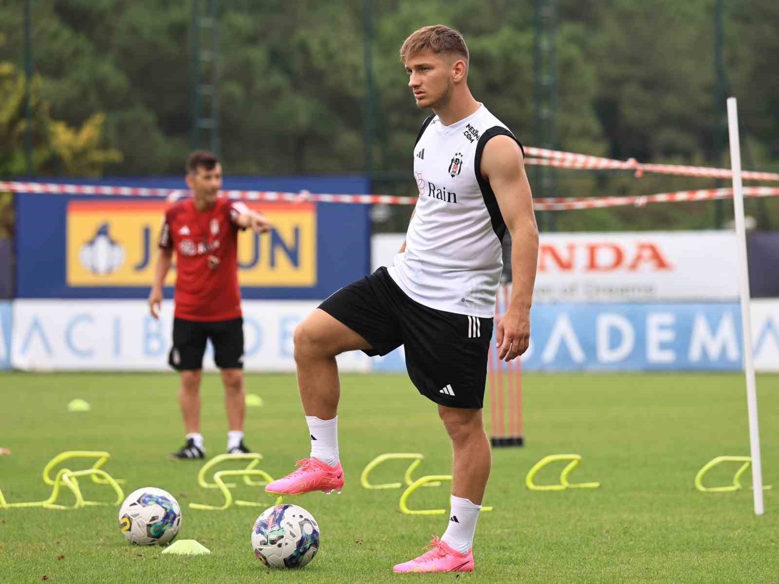 BEŞİKTAŞ, YENİ SEZON HAZIRLIKLARINA, BU SABAH SALONDA VE SAHADA YAPTIĞI