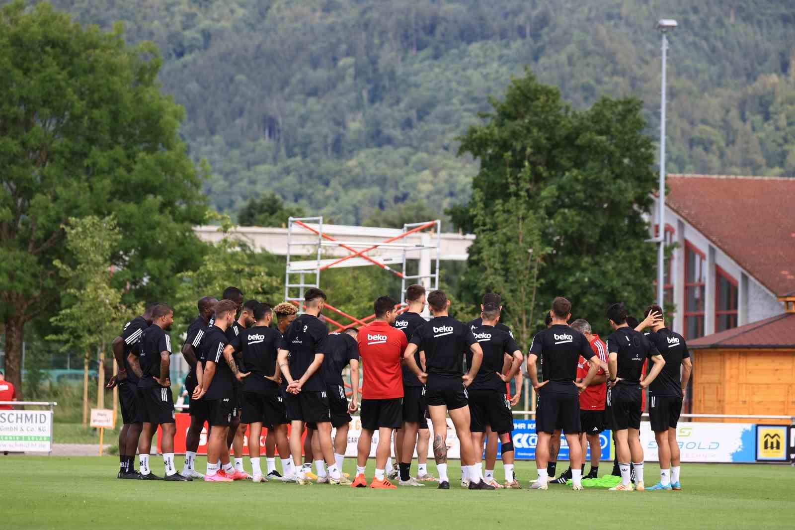 BEŞİKTAŞ, YENİ SEZON HAZIRLIKLARINA, BU SABAH YAPTIĞI ANTRENMANLA DEVAM ETTİ.